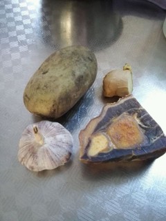  金华火腿炖土豆蘑菇 第1步