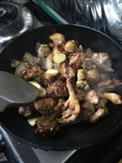  鸡肉炖蘑菇 第3步
