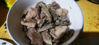  蘑菇炒肉 第3步