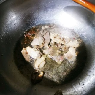  蘑菇炒肉 第5步
