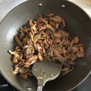  蘑菇炒肉 第10步