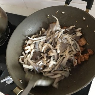  蘑菇炒肉 第9步