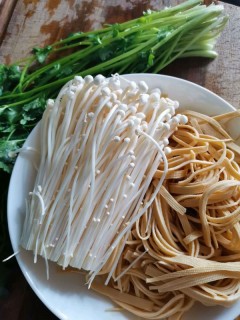  下饭又营养的：金针菇&香菜拌豆皮 第1步