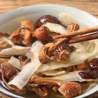  松茸茶树菇杂菌鸡汤 第2步