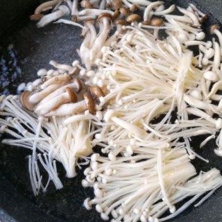  汤浓鲜美的三鲜菌菇汤，好喝不长胖，5分钟搞定 第6步