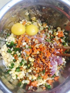  香菇红萝卜玉米猪肉饺子 第3步