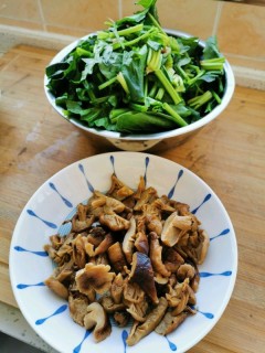  菠菜炒野蘑菇 第1步