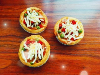  香菇鸡肉焖饭小披萨 第4步