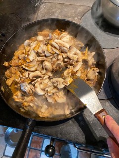  鸡肉蘑菇派 第2步