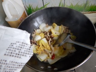  白菜炒蟹味菇 第8步