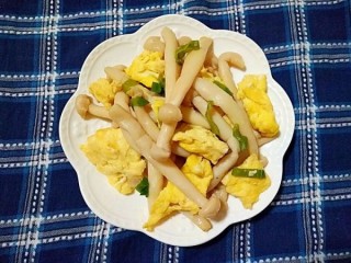  海鲜菇炒蛋 第10步