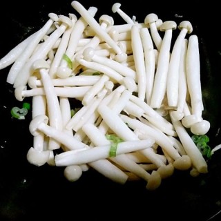  海鲜菇炒蛋 第6步