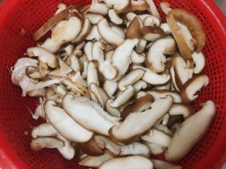  蘑菇炒肉片 第2步