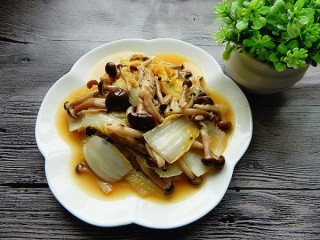  白菜炒蟹味菇 第9步