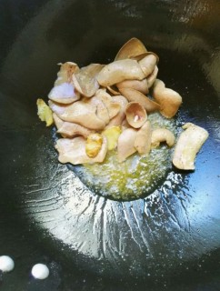  蘑菇炒猪腰 第2步