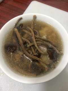  茶树菇排骨汤 第4步