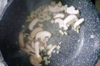  酥皮奶油蘑菇汤 第7步