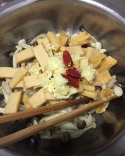  蟹味菇拌鱼豆腐 第5步