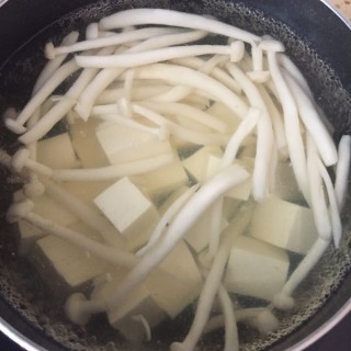  花蛤菌菇豆腐汤 第5步