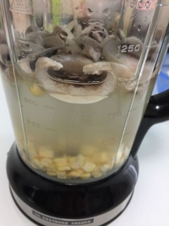  玉米蘑菇浓汤 第3步