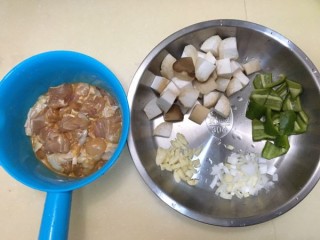  青椒杏鲍菇炒鸡腿肉 第3步