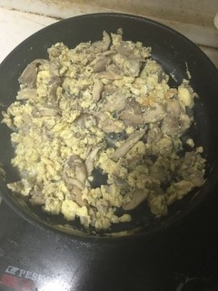  蘑菇炒鸡蛋 第6步