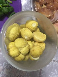  香菇粟子焖鸡 第6步