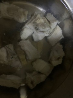  砂锅排骨 玉米 胡萝卜 香菇营养汤 第1步
