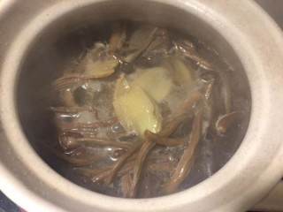  老鸭茶树菇豆干汤 第8步