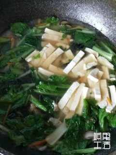  香菇豆腐小白菜汤 第8步