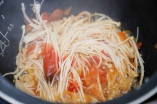  番茄烩金针菇，低脂好味零厨艺不失败 第4步