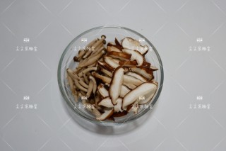  菌菇炒肉丝 第3步