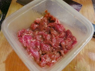  蚝油蘑菇牛肉 第1步