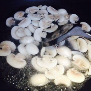  莴笋炒蘑菇 第3步