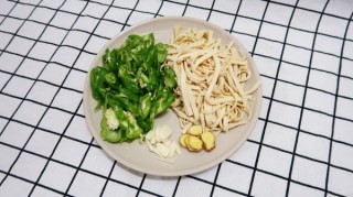  青椒千张丝+金针菇蒸蛋+白菜鱼饼汤 第7步