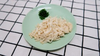  青椒千张丝+金针菇蒸蛋+白菜鱼饼汤 第3步