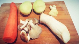 小红帽采蘑菇|胡萝卜土豆菌菇丁 第1步