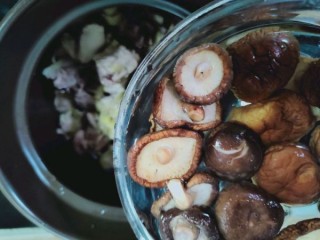  鲜美营养好喝的香菇炖鸡汤㊙清香不油腻 第5步