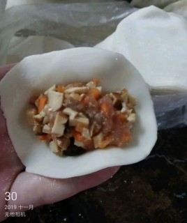  香菇猪肉水饺 第3步