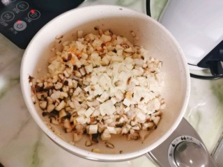 虾仁豆腐香菇汤 第3步