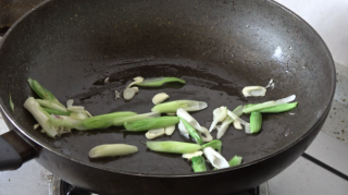  茶树菇炒腊肉 第10步