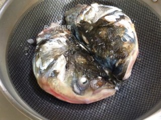  家常川味菜：菌菇泡椒鱼头 第5步