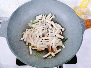  减脂菌菇豆腐汤 第6步
