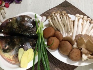 家常川味菜：菌菇泡椒鱼头 第1步