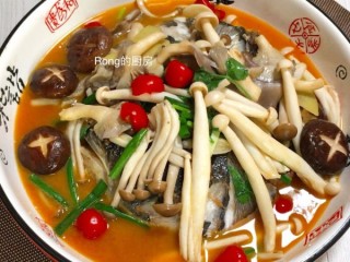  家常川味菜：菌菇泡椒鱼头 第10步