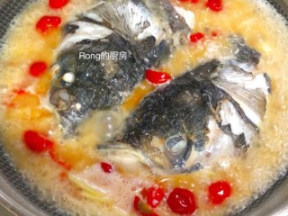  家常川味菜：菌菇泡椒鱼头 第7步