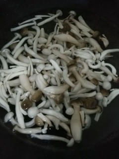  彩椒炒菌菇 第2步