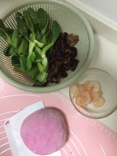  香菇油菜虾仁饺子 第1步