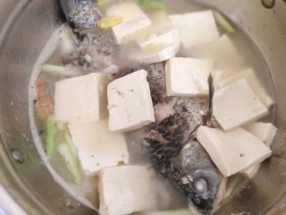  豆腐香菇鲤鱼汤 第6步