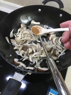  菌菇豆腐煲 第5步